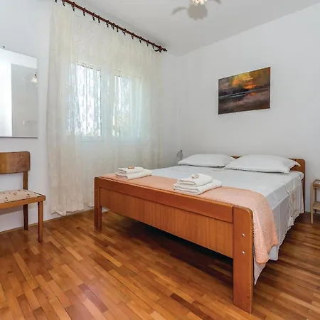 Three-bedroom In 公寓