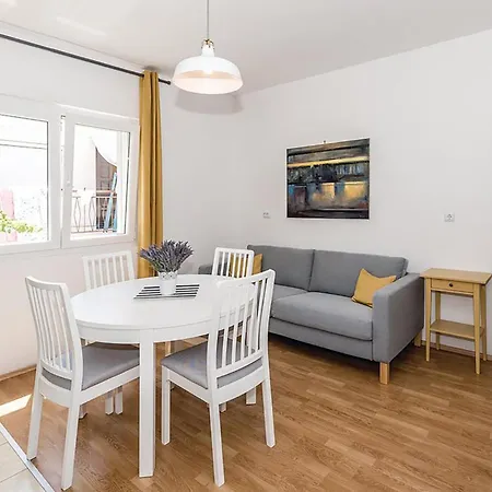 Three-bedroom In 公寓