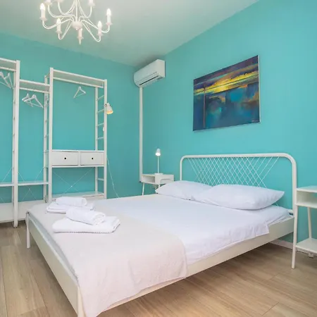 Three-bedroom In 公寓