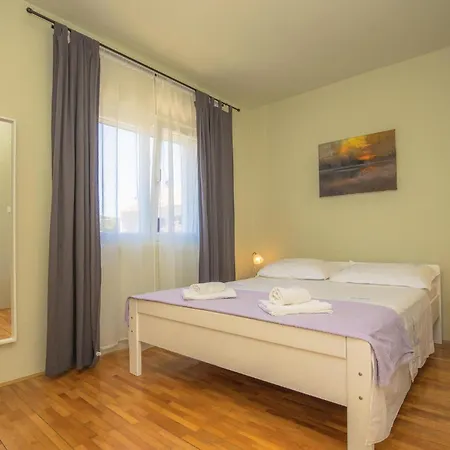 Three-bedroom In 公寓